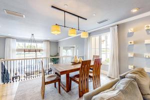 una sala da pranzo con un tavolo e un divano di Belle Harbor Charm a Clearwater Beach