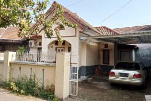 um carro estacionado em frente a uma casa em Florence guest house mataram lombok em Mataram