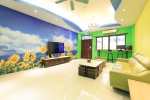 TV a/nebo společenská místnost v ubytování Sunshine B&B