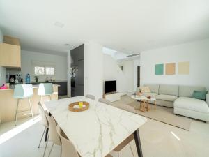 Χώρος καθιστικού στο Elegant Home with Pool