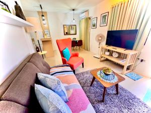 sala de estar con sofá y TV en Fully Furnished Apartment with Netflix and Wifi, en Batangas