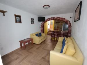 ein Wohnzimmer mit einem Sofa und einem Tisch in der Unterkunft Casa Ángeles de Paxtitlàn in Guanajuato