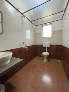 y baño con aseo y lavamanos. en Surve Natures Resort - Chiplun, en Chiplun