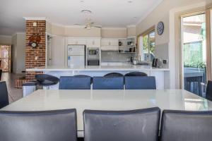 Köök või kööginurk majutusasutuses Cormorant Waterfront Home