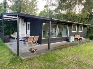 um alpendre coberto de uma casa com um pátio em Charmerende Hus Med Havudsigt - 200m Fra Havet em Nykobing Sjaelland