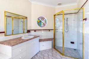 Vannituba majutusasutuses Cormorant Waterfront Home +12 fotot