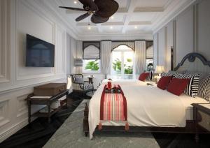 um quarto com uma cama grande e uma ventoinha de tecto em Hanoi Graceful Hotel and Travel em Hanói