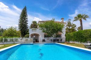 une villa avec une piscine en face d'une maison dans l'établissement Lovely holiday residence with a delicious pool, à Malaga