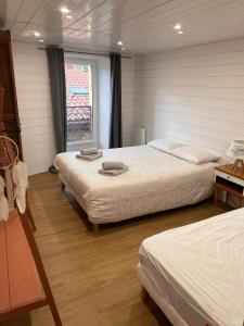 1 Schlafzimmer mit 2 Betten und einem Fenster in der Unterkunft Cottage viva la vida in Auzon