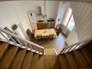 eine Treppe, die zu einer Küche und einem Tisch in einem Zimmer führt in der Unterkunft Cottage viva la vida in Auzon
