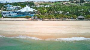 una vista aérea de una playa con una tienda blanca en Carmelina Beach Resort Ho Tram en Ho Tram
