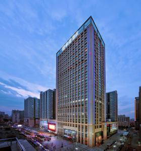 un edificio alto en medio de una ciudad en 石家庄诺华廷酒店 Novlion hotel en Shijiazhuang