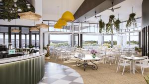 un restaurant avec des tables blanches, des chaises et des fenêtres dans l'établissement Direct Collective - Bli Bli Suites, à Bli Bli