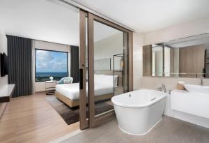Koupelna v ubytování Holiday Inn & Suites Rayong City Centre by IHG