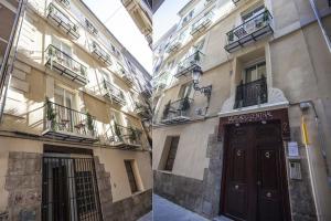 バレンシアにあるPoeta Llombart Apartmentの正面の建物二枚