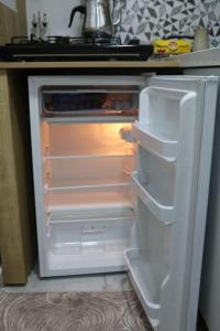 - un réfrigérateur ouvert avec une porte ouverte dans la cuisine dans l'établissement Uludağ ve Bursa manzaralı Lüks Dağ Evi, à Yıldırım