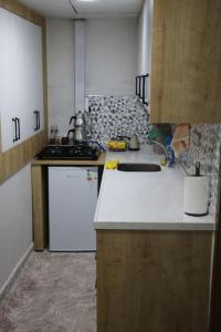 uma cozinha com um lavatório e uma bancada em Uludağ ve Bursa manzaralı Lüks Dağ Evi em Yıldırım