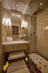 La salle de bains est pourvue d'un lavabo et d'une douche. dans l'établissement 石家庄诺华廷酒店 Novlion hotel, à Shijiazhuang