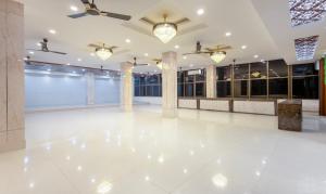 duży biały parkiet taneczny w budynku z oświetleniem w obiekcie Treebo Trend Royal Palace, Zoo Road w mieście Dispur