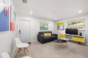 - un salon avec un canapé et une télévision dans l'établissement Gated 2Bd 1Bth Design Dist 10-Min to Beach - 5037, à Miami