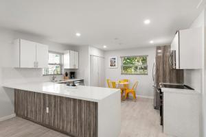 une cuisine avec des placards blancs et un îlot de cuisine dans l'établissement Gated 2Bd 1Bth Design Dist 10-Min to Beach - 5037, à Miami