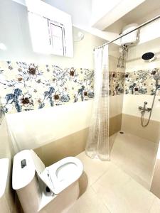 Ένα μπάνιο στο Servostay KPHB Phase 15 New Stunning 3 BHK - 3rd Floor