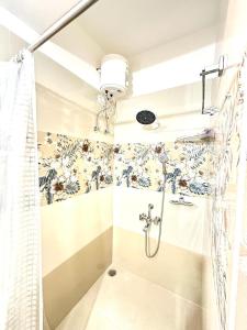 Ένα μπάνιο στο Servostay KPHB Phase 15 New Stunning 3 BHK - 3rd Floor
