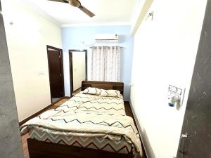ein Schlafzimmer mit einem großen Bett in einem Zimmer in der Unterkunft KPHB Phase 15 New Stunning 3 BHK - 1st Floor in Hyderabad