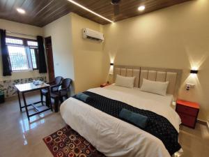 Un ou plusieurs lits dans un hébergement de l'établissement Sunrise Homestay Agra Near Taj Mahal