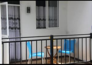 希卡杜瓦的住宿－Hotel Cranberry，阳台配有2把椅子和1张桌子