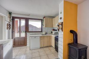 een keuken met een fornuis en een fornuis top oven bij House Pepica - Happy Rentals in Kraljevec na Sutli