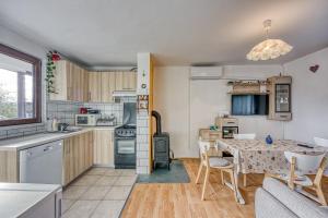 uma cozinha e sala de jantar com mesa e cadeiras em House Pepica - Happy Rentals em Kraljevec na Sutli