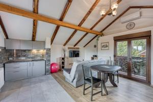 een keuken en een woonkamer met een tafel bij House Pepica With Hot Tub - Happy Rentals in Kraljevec na Sutli +23 foto's