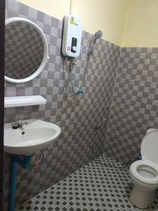 ein Badezimmer mit einem Waschbecken, einem Spiegel und einem WC in der Unterkunft Khamphan Guesthouse in Nongkhiaw