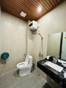 a bathroom with a toilet and a sink at Minh Hoang Hotel & Homestay in Cao Bằng