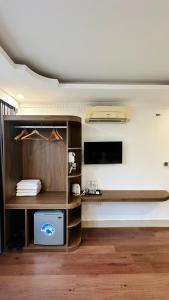 een woonkamer met een flatscreen-tv en een tv bij Minh Hoang Hotel & Homestay in Cao Bằng