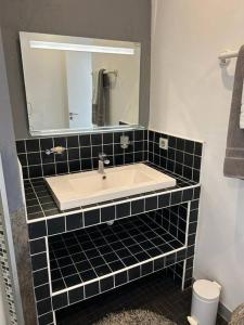 Un baño de Charmant Studio avec jardin 11 fotos más
