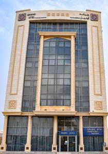 ein großes Gebäude mit vielen Fenstern in der Unterkunft جراند أوتيل للشقق المخدومة Grand Otel Serviced Apartments in Dschāzān