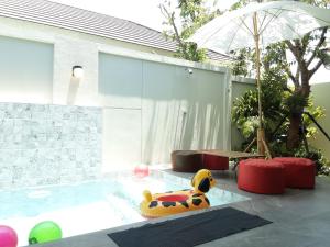 ein Schwimmbad mit einem Gummihund in einem Schwimmbad in der Unterkunft Paul Pool Villa Pattaya in Bang Sare