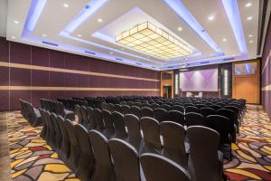 斋浦尔InterContinental Jaipur Tonk Road by IHG的配有椅子和投影屏幕的会议室 更多37张照片