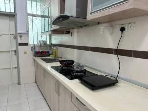 Köök või kööginurk majutusasutuses Cendana House@Juru/Autocity/Bkt Minyak/Batu Kwan/IKEA +34 fotot