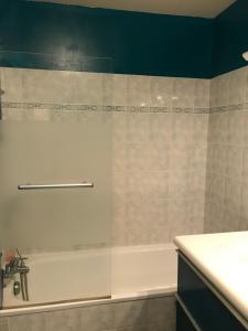 a bathroom with a white tub and a sink at cosy & pratique in La Plaine-Saint-Denis