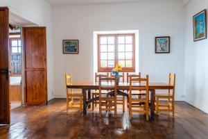 een eetkamer met een houten tafel en stoelen bij CALIFURNIA - Refurb Antique Villa in Icod de los Vinos