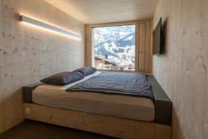 Postel nebo postele na pokoji v ubytování Revier Mountain Lodge Adelboden