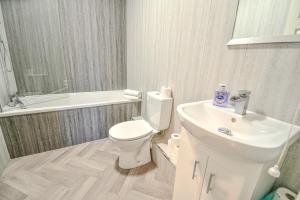 Vannituba majutusasutuses Station Apartment Large 3 Bedrooms - Workstays UK Best Rates Direct