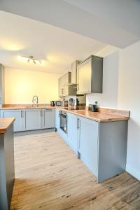 Köök või kööginurk majutusasutuses Station Apartment Large 3 Bedrooms - Workstays UK Best Rates Direct