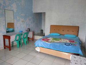 Giường trong phòng chung tại OYO 93241 Hotel Puri Azzura Danau Ranau