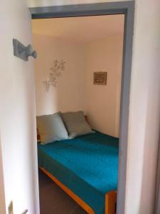 een bed in een kamer met een spiegel bij Appartement Manigod/La clusaz in Manigod