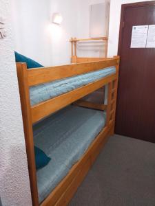Katil dua tingkat atau katil-katil dua tingkat dalam bilik di Appartement Manigod/La clusaz