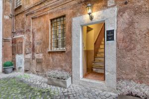 een stenen gebouw met een trap naar een deur bij Domus Orbitelli in Rome